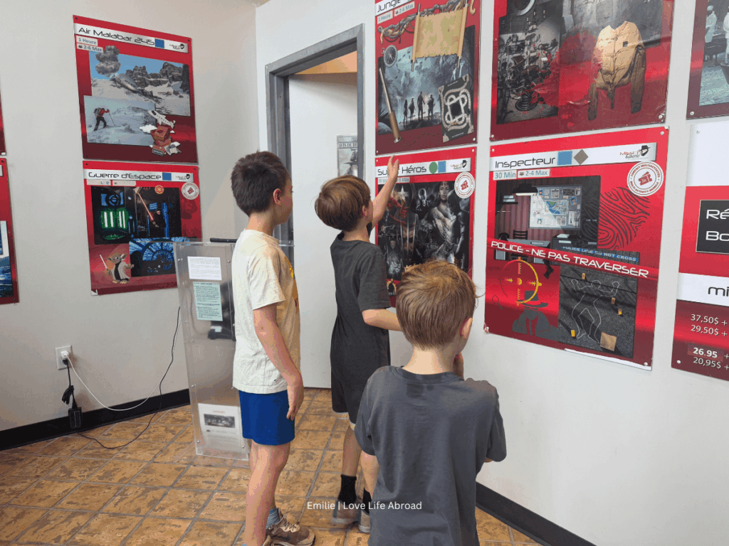 The three kids are searching of the best Escape room they can do in Mont-Tremblant.