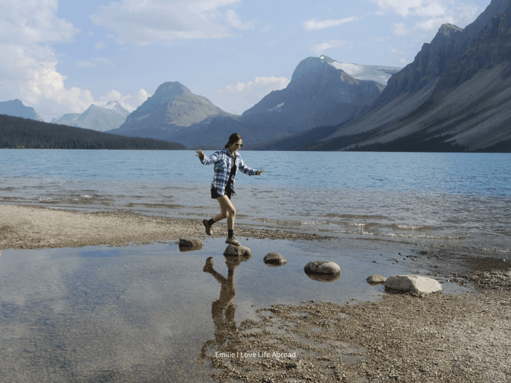 Moi, en train d’essayer de ne pas tomber dans le lac en marchant sur les rochers à Bow Lake, le long de la promenade des Glaciers