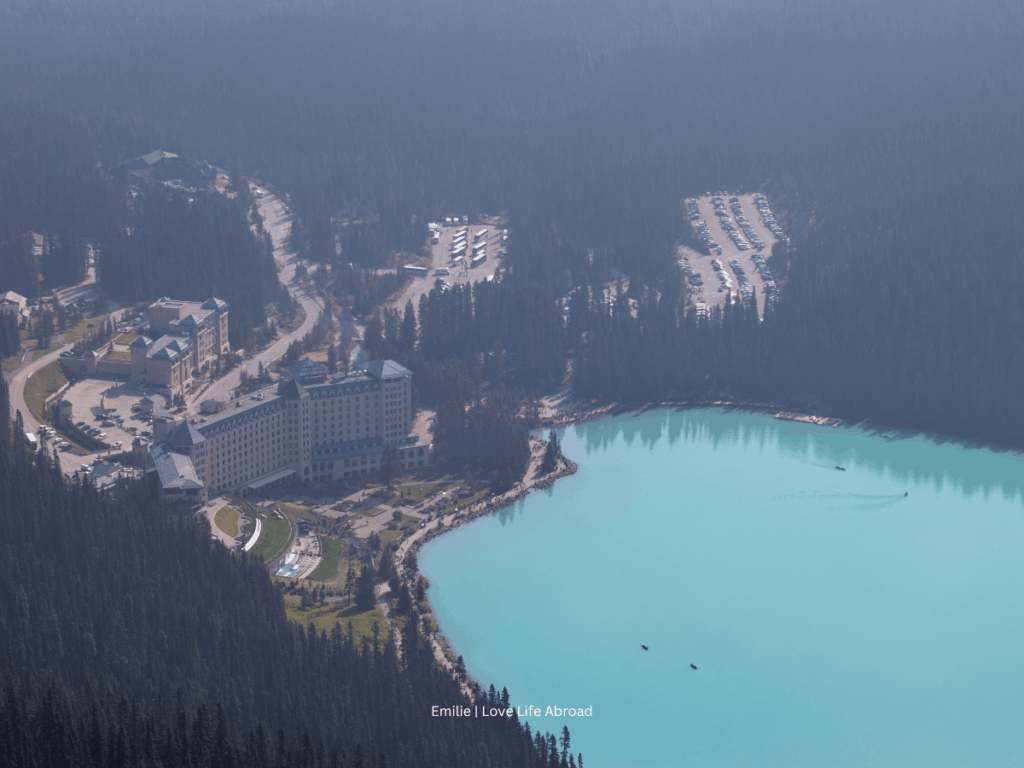 Vue sur le Lake Louise et le Fairmont Château Lake Louise depuis le point de vue du Little Beehive