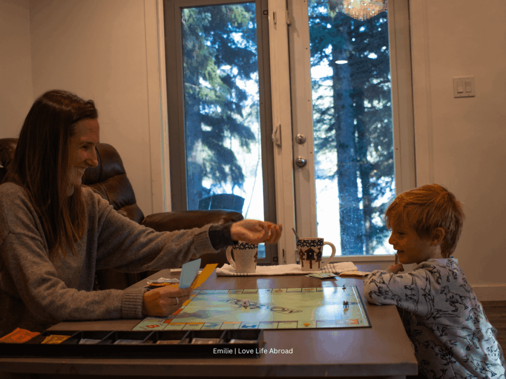 Soirée jeux de société au glamping du parc provincial Castle