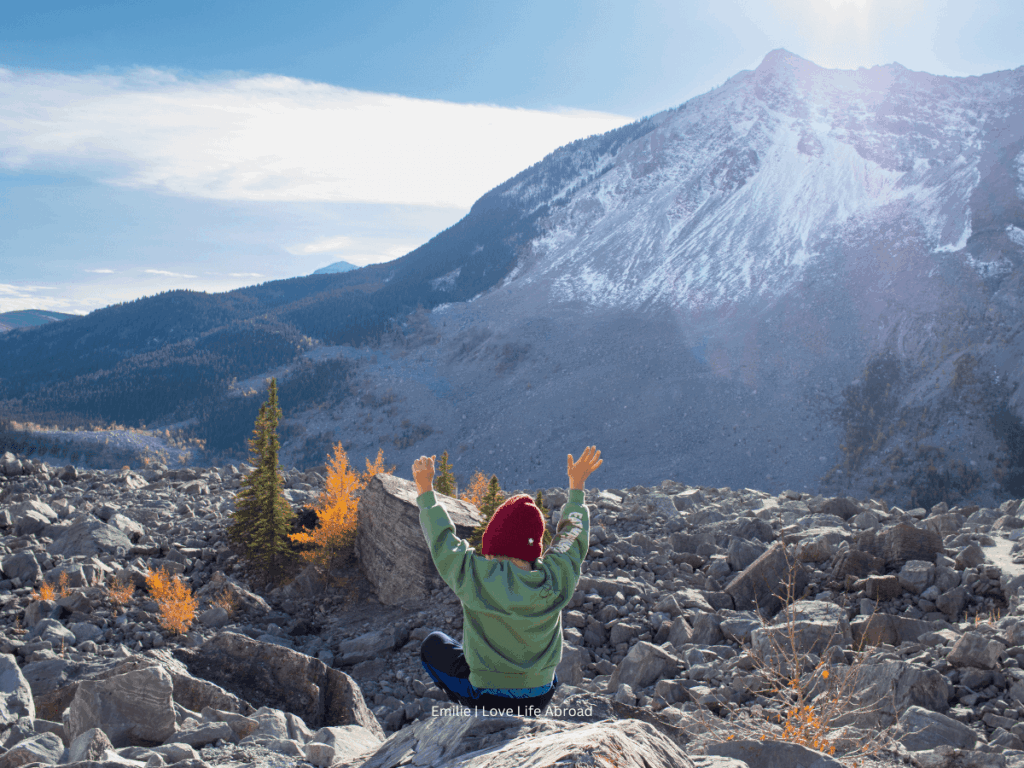 Sentier à travers les rochers à Frank Slide